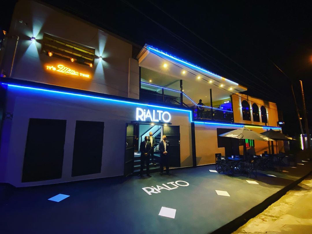Rialto Restobar Exterior Nocturno